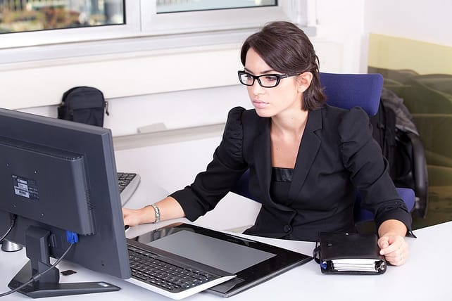 woman looking at her contribution room on her TFSA with her computer